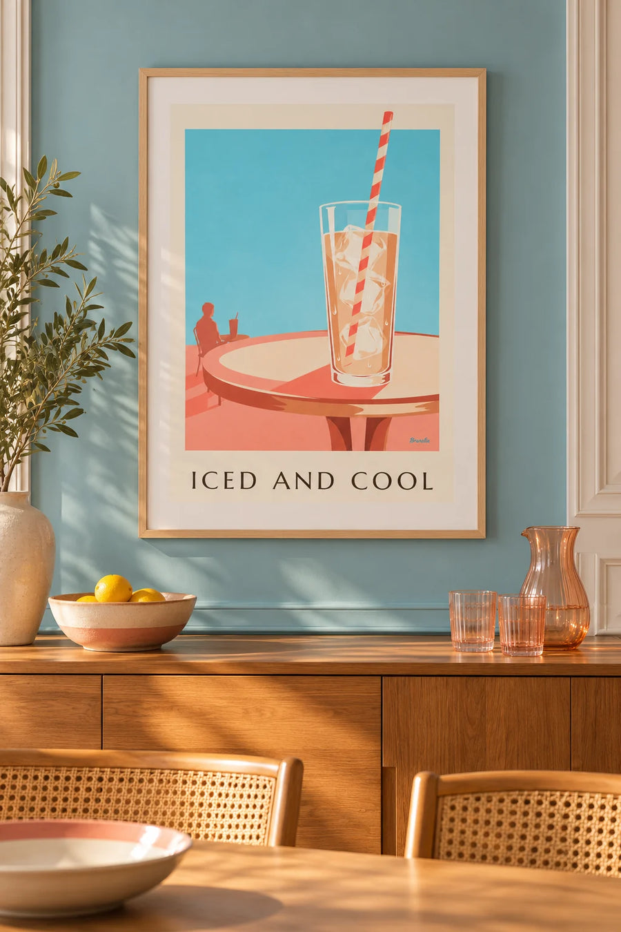Poster caffè freddo in un bicchiere grande al tavolino all'aperto: incorniciato alla parete