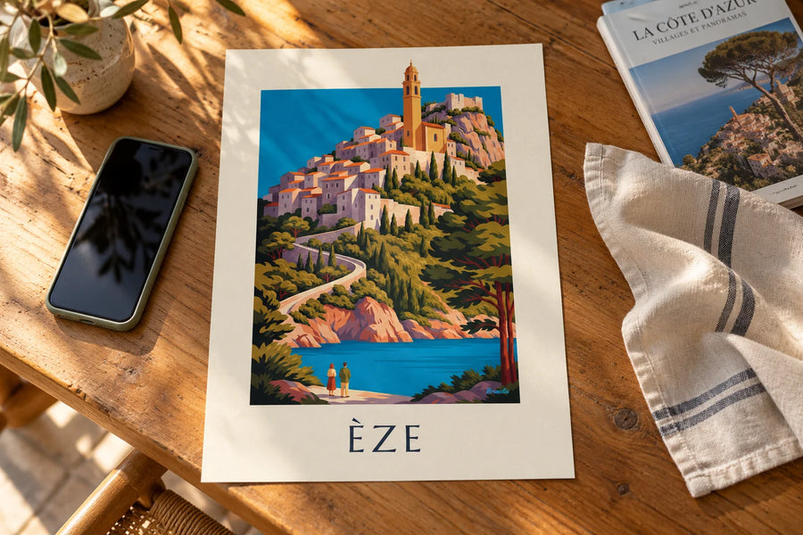 Poster borgo arroccato di Èze sul Mediterraneo: appoggiato su un tavolo