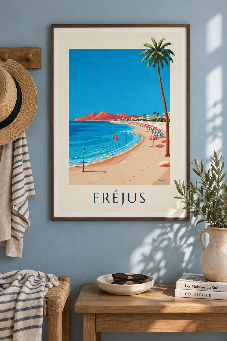 Affiche palmiers et parasols en bord de mer à Fréjus : encadrée au mur