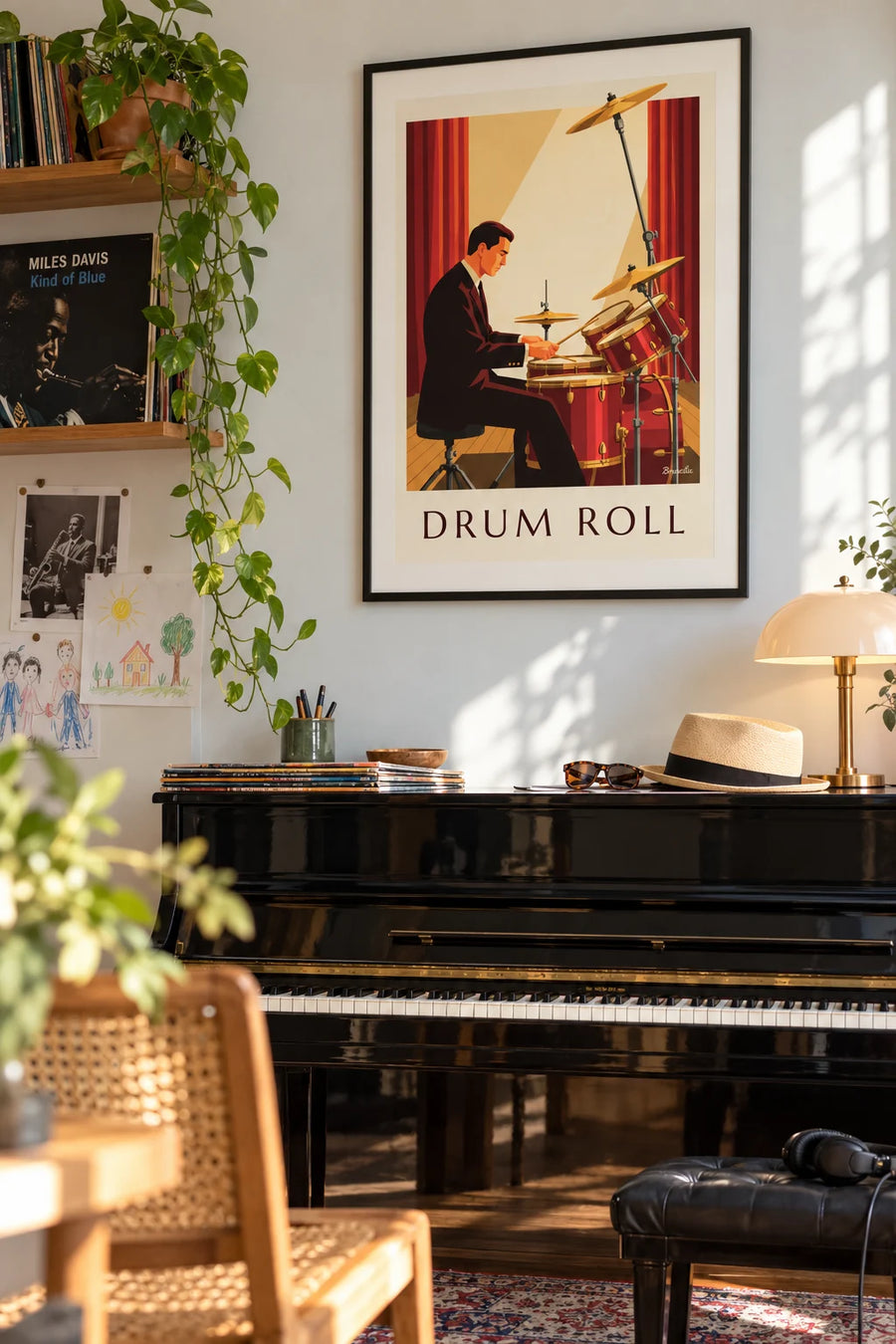 Affiche batteur de jazz en costume derrière sa batterie rouge : encadrée au mur