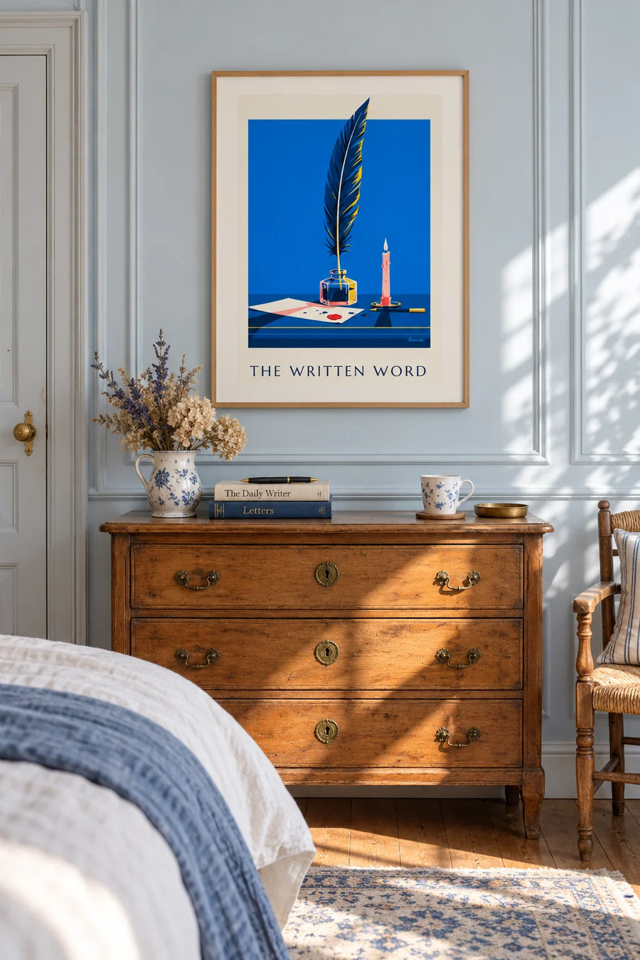 Affiche plume et encrier sur un bureau d'écriture : encadrée au mur