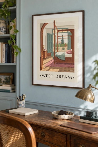Poster letto antico in legno intagliato in una camera soleggiata: incorniciato al muro