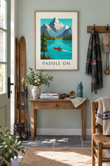 Poster Kanu auf einem Alpensee und schneebedeckte Berge: gerahmt an der Wand