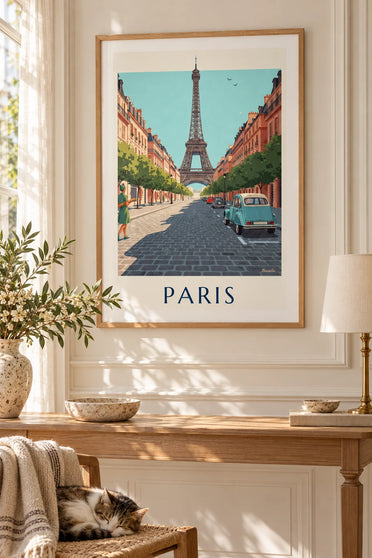 Affiche Citroën 2CV bleue dans une rue pavée face à la tour Eiffel : encadrée au mur