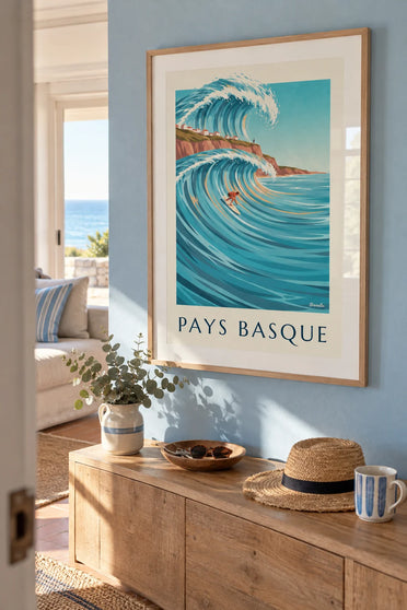 Affiche surfeur au pied des falaises de la côte basque : encadrée au mur