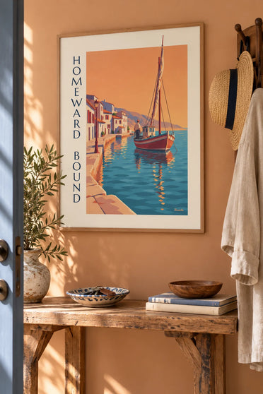 Poster con barca da pesca tradizionale che rientra in porto al tramonto: incorniciato alla parete