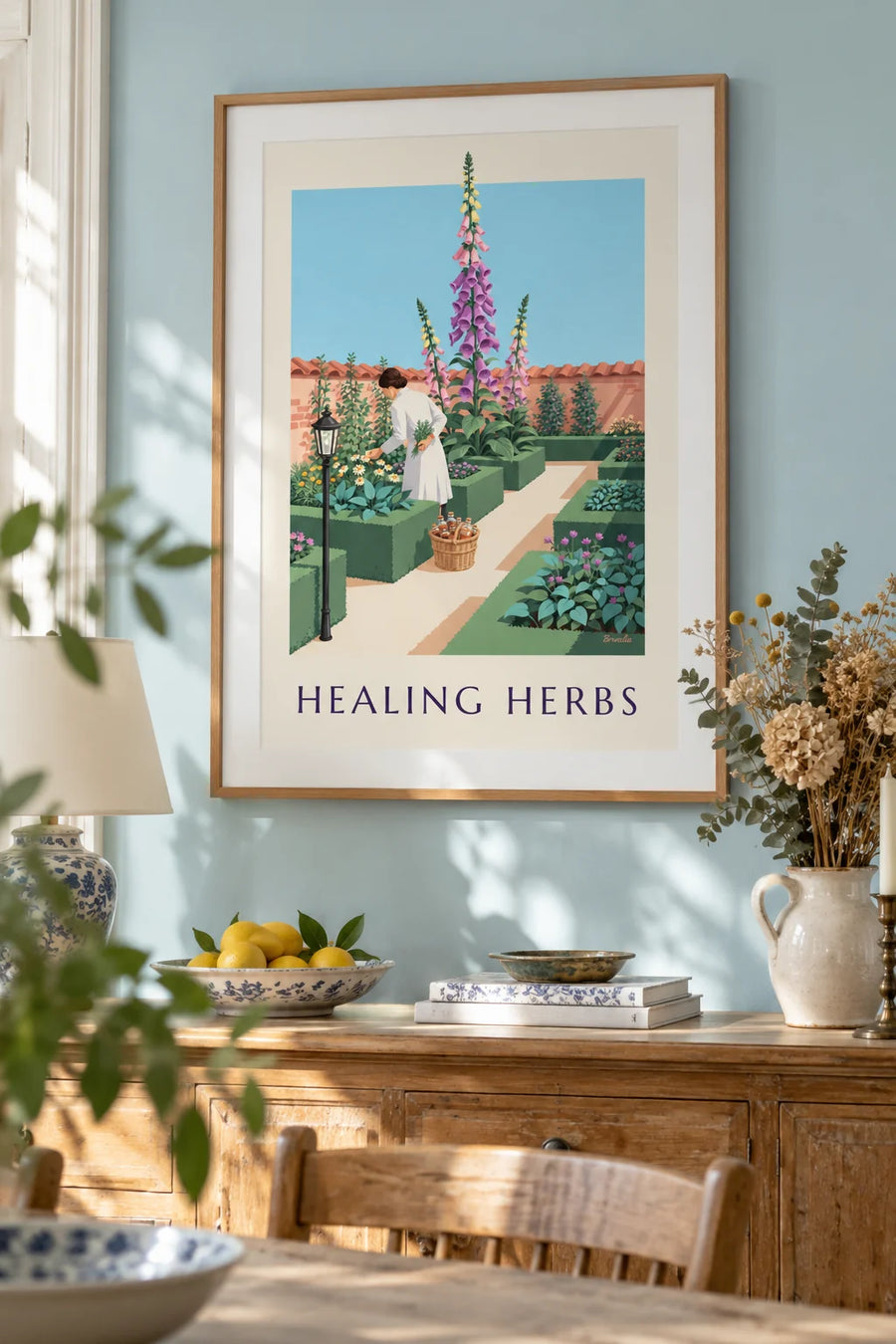 Affiche pharmacienne cueillant des simples au jardin de digitales : encadrée au mur