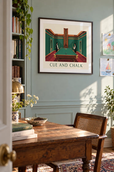 Poster con sala da biliardo dalle pareti verdi e palla 8 sul panno: incorniciato alla parete