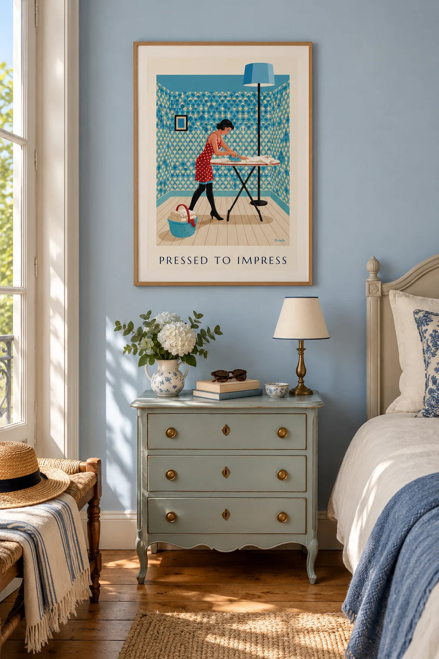 Affiche pin-up repassant une chemise sur sa planche à repasser : encadrée au mur