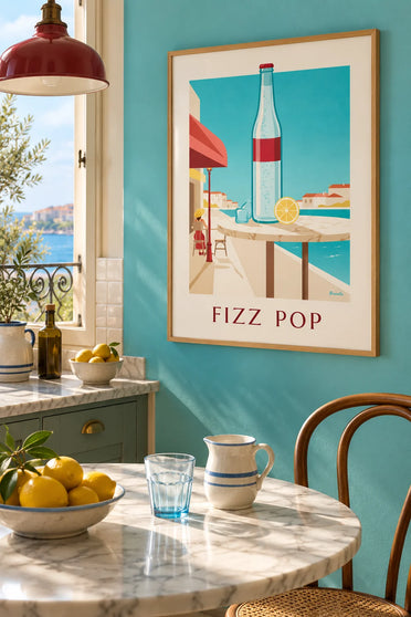 Affiche bouteille de soda pétillant avec glaçons et citron : encadrée au mur
