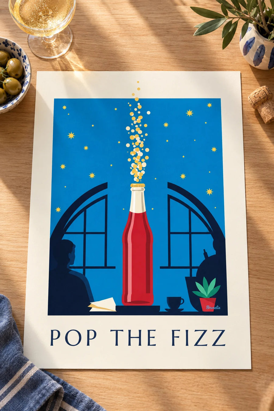 Poster di una bottiglia di bibita frizzante sotto un cielo stellato: appoggiato su un tavolo