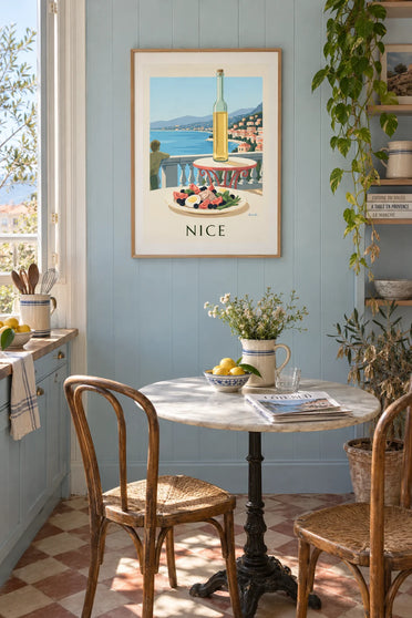 Affiche salade niçoise sur une terrasse face à la mer : encadrée au mur