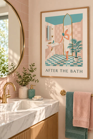 Poster donna avvolta in un asciugamano da bagno: con cornice appesa al muro
