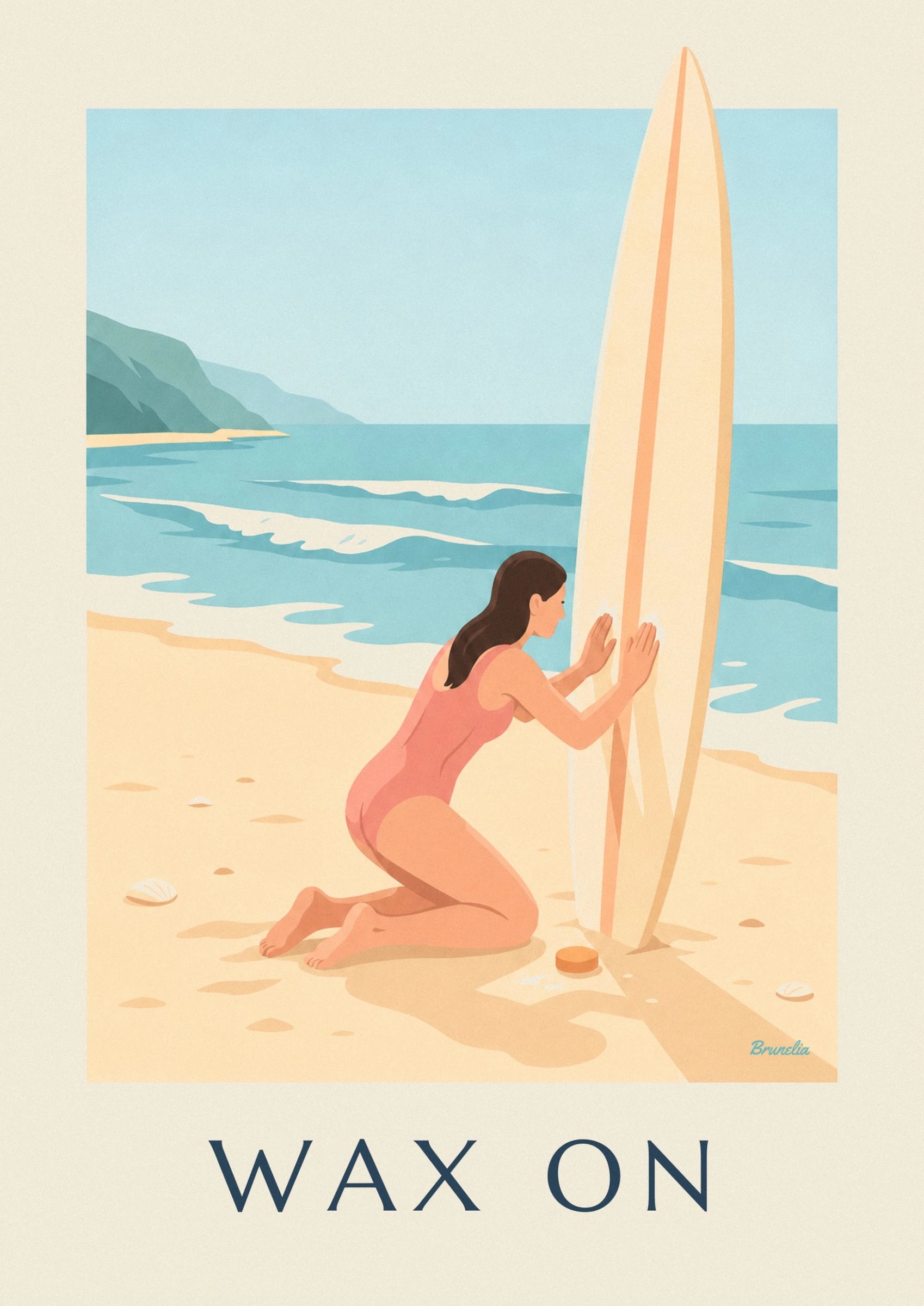 La surfeuse en maillot corail, à genoux devant sa planche, et son pain de cire sur le sable