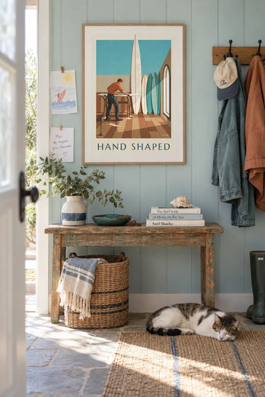 Affiche shaper sculptant une planche de surf dans son atelier : encadrée au mur