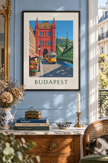 Poster mit gelber Straßenbahn und Freiheitsbrücke in Budapest: gerahmt an der Wand
