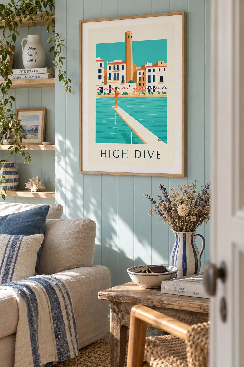 Mise en situation de Affiche baigneuse sur un plongeoir en bois face à la mer