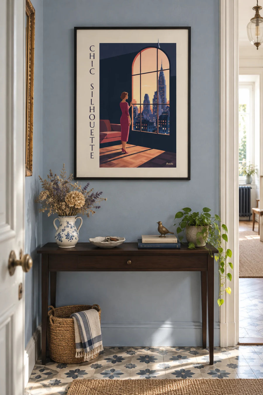 Affiche silhouette de femme chic en robe fourreau : encadrée au mur