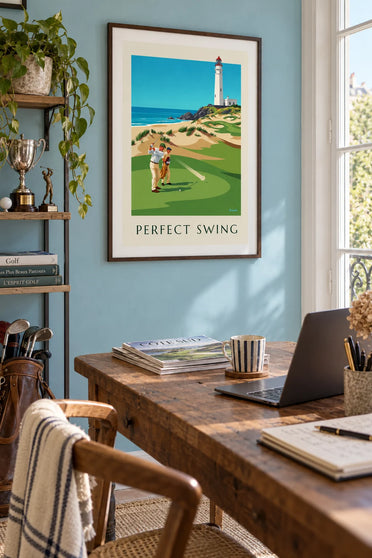 Poster golfista in pieno swing su un links a picco sulla scogliera: incorniciato alla parete