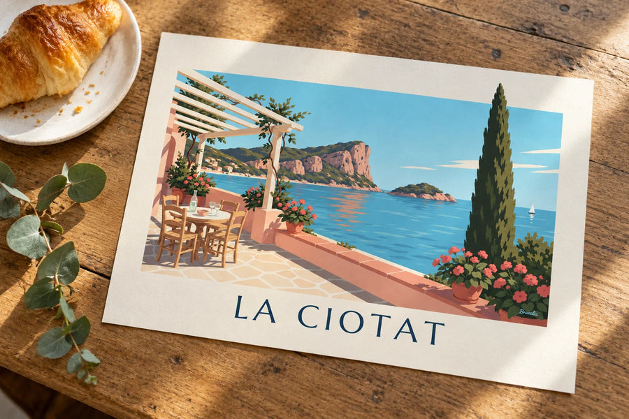 Affiche terrasse méditerranéenne et Bec de l'Aigle à La Ciotat : posée sur une table