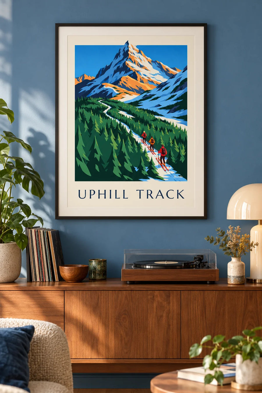 Affiche 3 skieurs de randonnée montant à travers les sapins : encadrée au mur