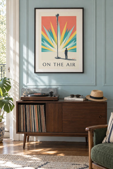 Affiche microphone chromé sur fond rayonnant : encadrée au mur