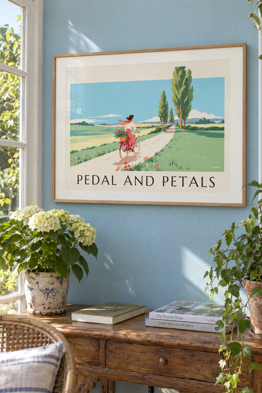 Affiche pin-up à vélo avec un panier de fleurs à la campagne : encadrée au mur